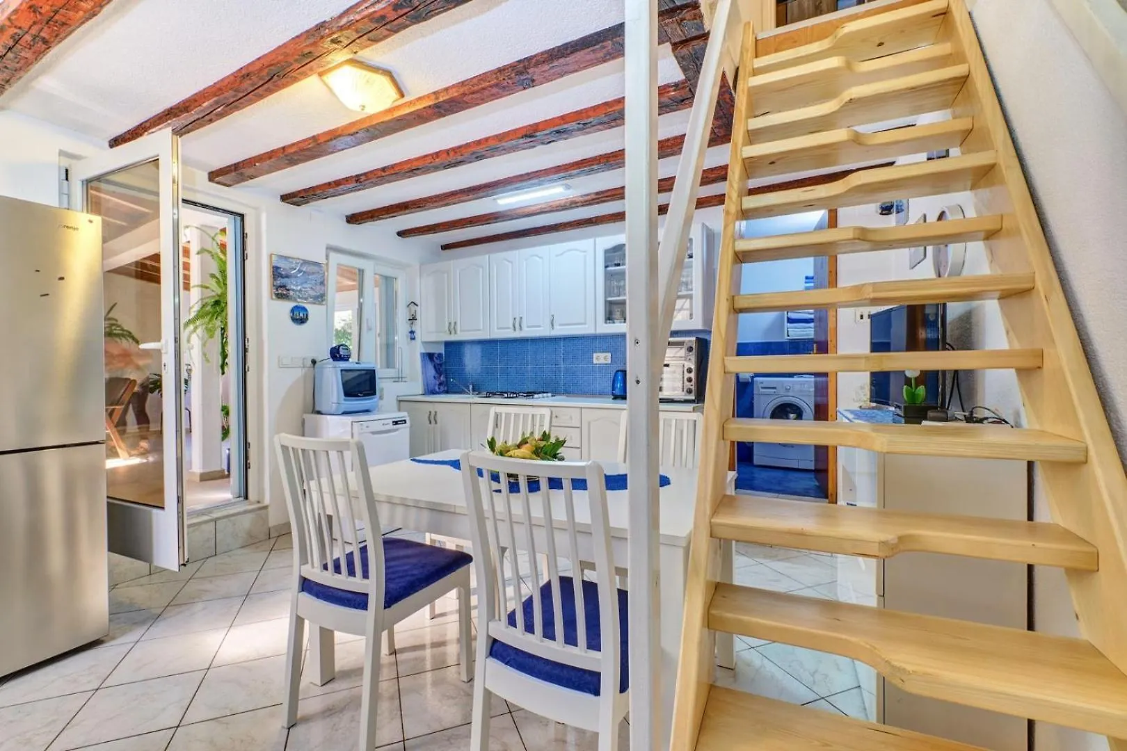 Cozy Apartment Analia Near Beautiful Beach Nerezine